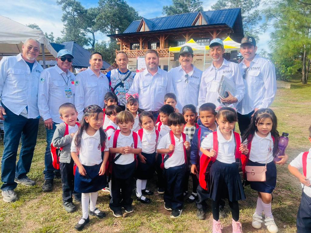‘Amigos Motociclistas BMW’ entregan útiles escolares en Badiraguato; alcalde reconoce esta labor altruista