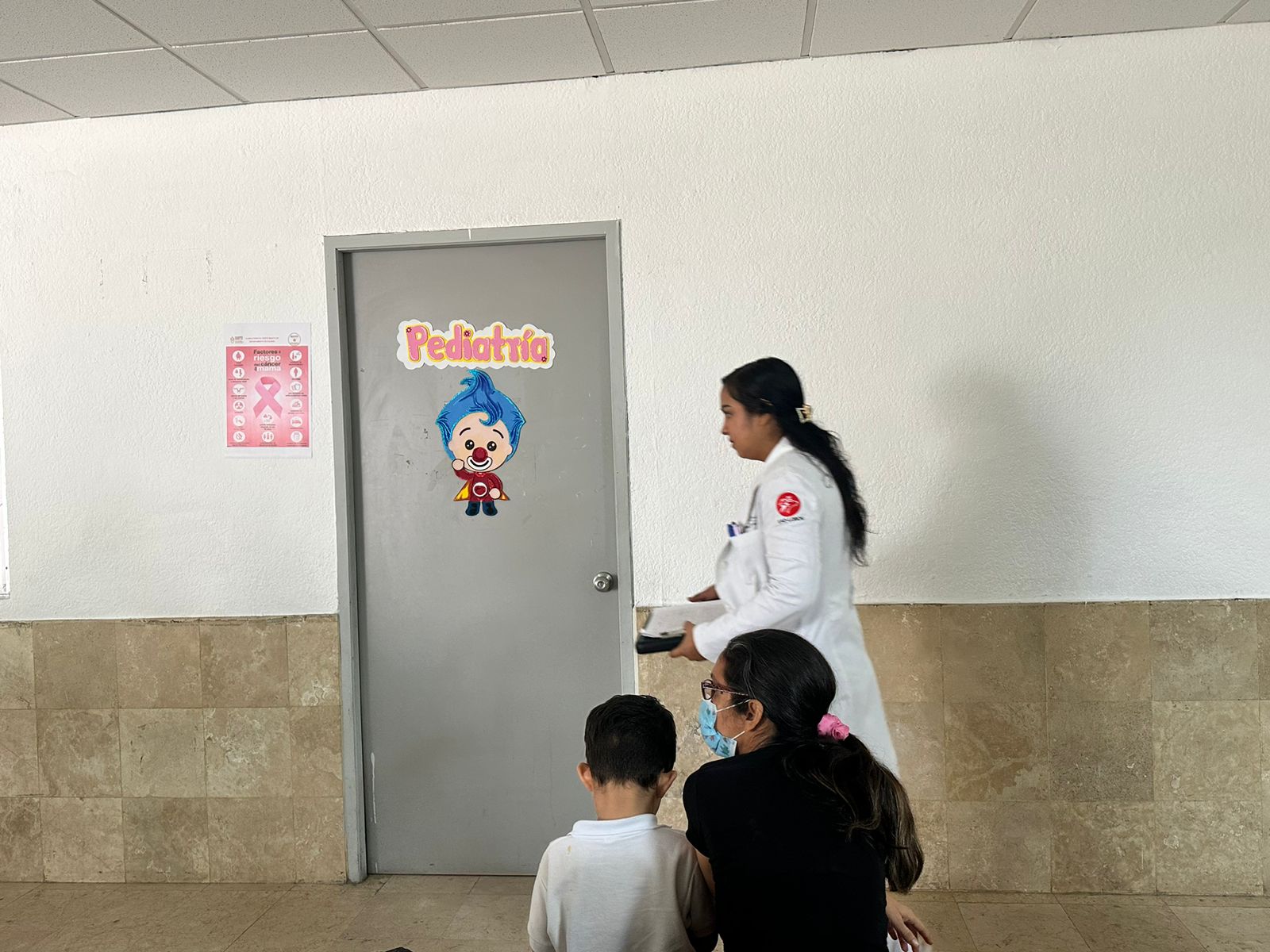 Por si faltara algo, se pierden expedientes en el ISSSTE en medio de visita de director nacional