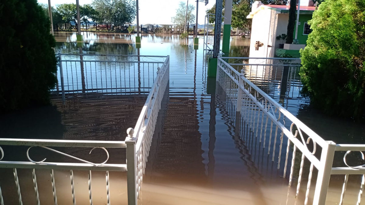 Olvidados, sin agua, sin luz y sin alimentos claman ayuda habitantes de Bachoco Dos, Ahome