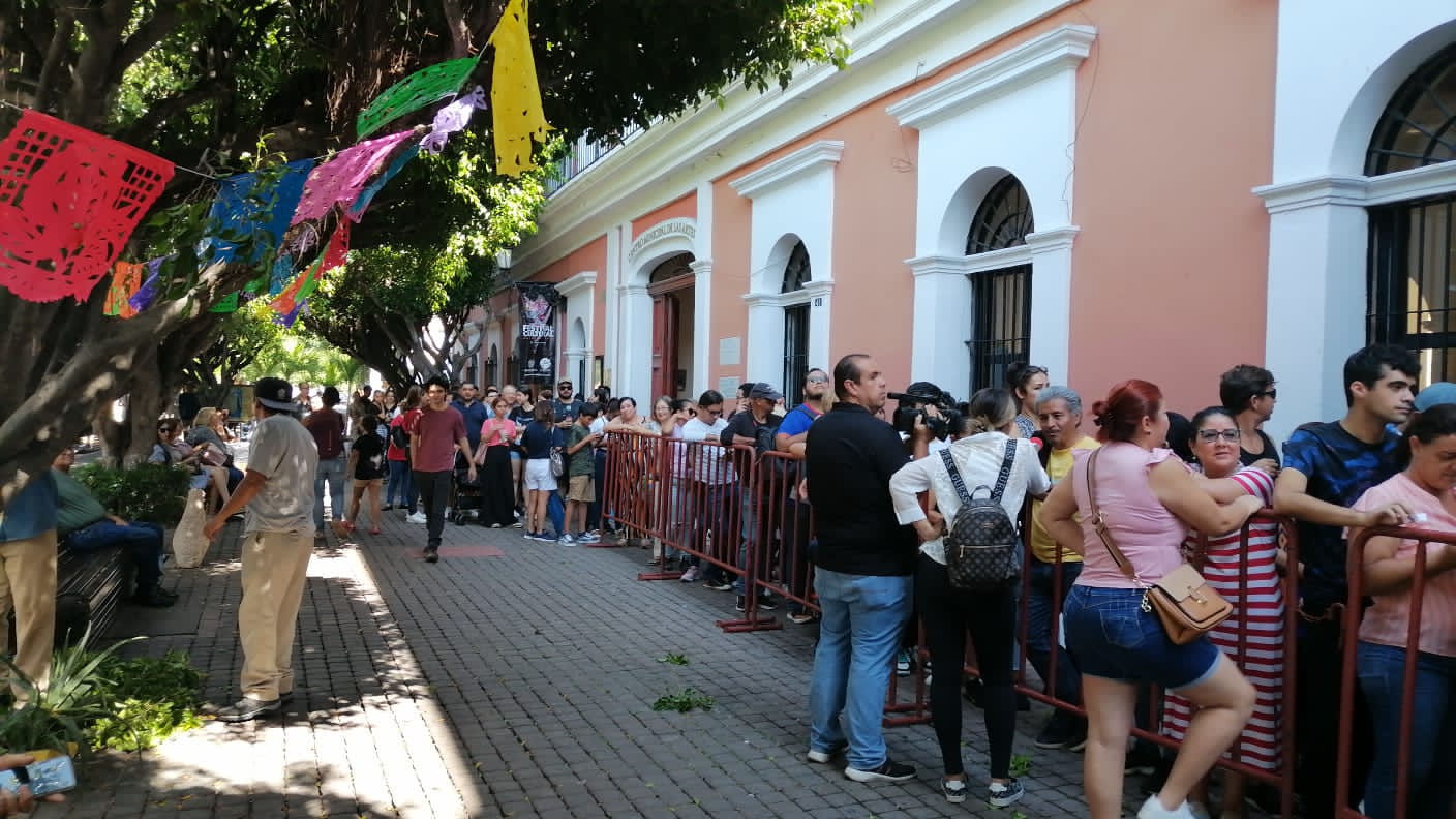 Acuden cientos de mazatlecos y turistas por boletos para la ‘Callejoneada’ y Recorrido del Día de Muertos