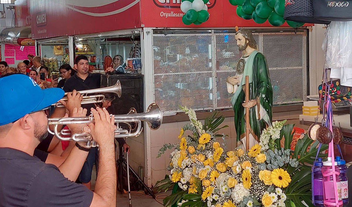 Con música de banda sinaloense celebran a San Judas en el mercado Pino Suárez de Mazatlán