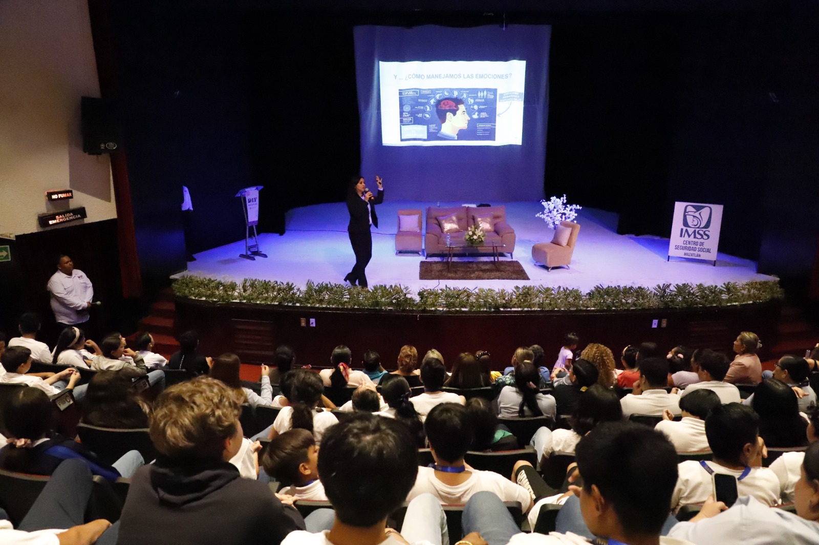 Estudiantes de preparatoria y secundaria asisten a conferencia sobre Bienestar Emocional del DIF Mazatlán