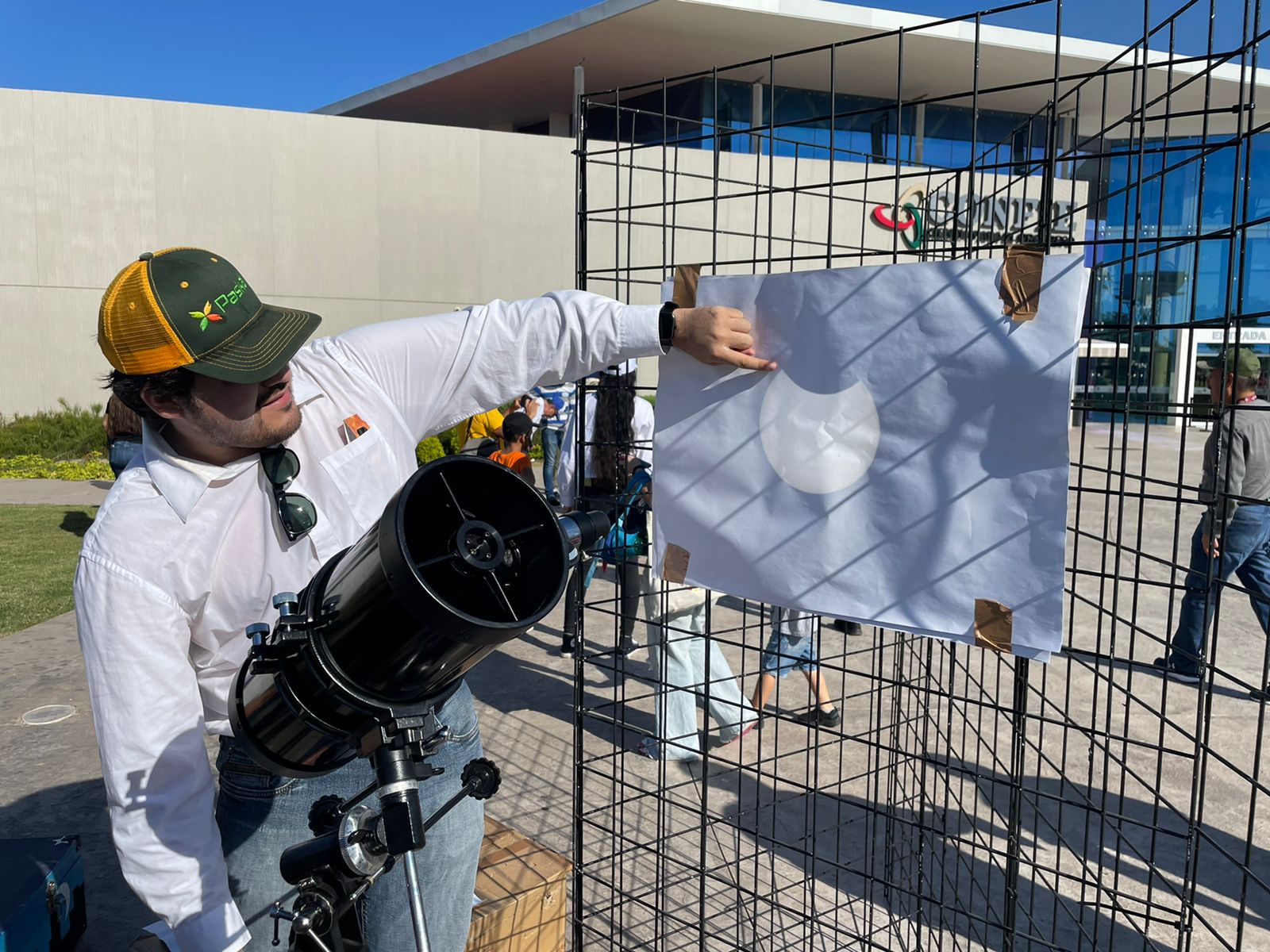 Cientos de culiacanenses contemplaron el eclipse parcial de sol en el Centro de Ciencias de Sinaloa