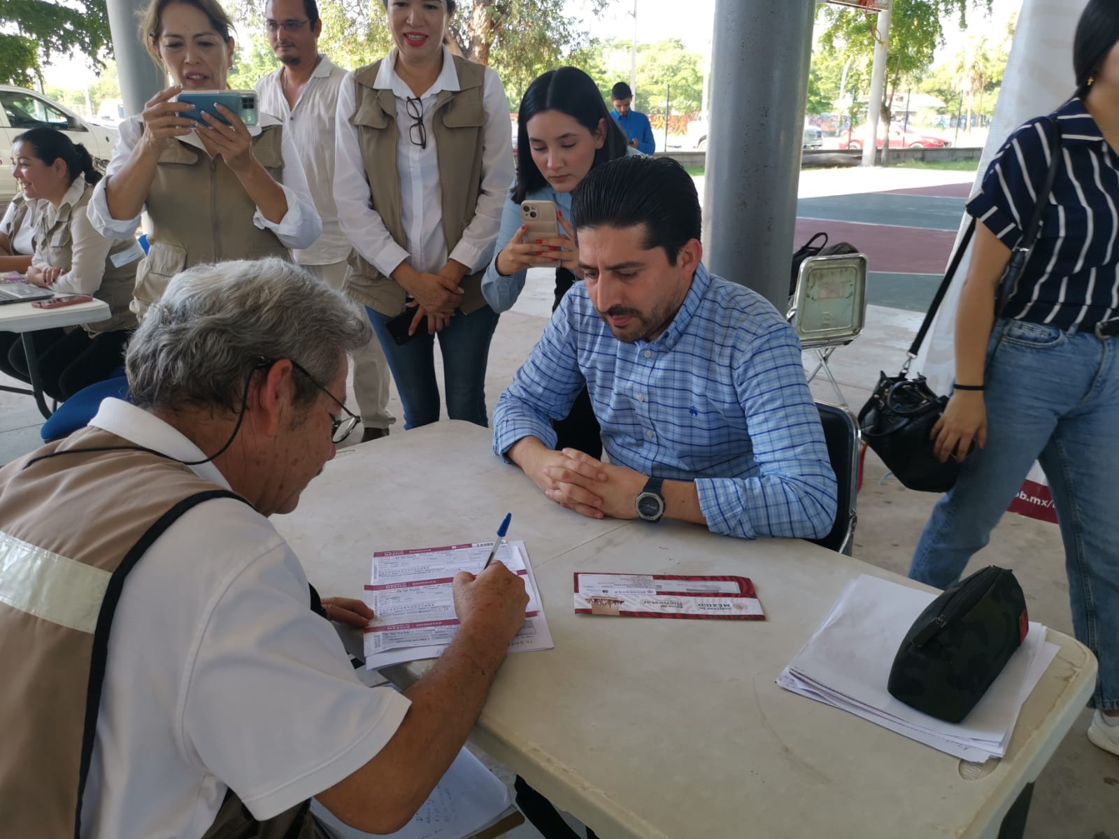 Entregan tarjetas del Banco de Bienestar a nuevos beneficiarios en Ahome