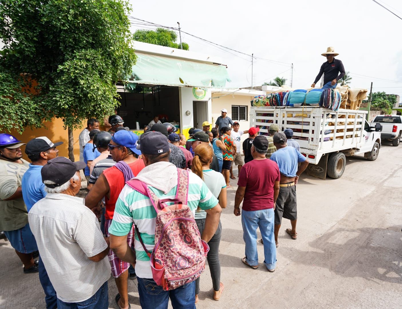 Entrega el Sistema DIF Sinaloa apoyos emergentes para pescadores del estado