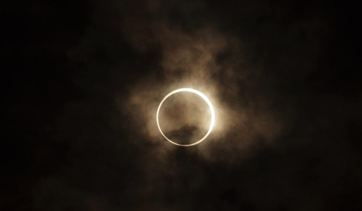 Eclipse ‘anillo de fuego’ afecta señales de radio e internet; entérate por qué
