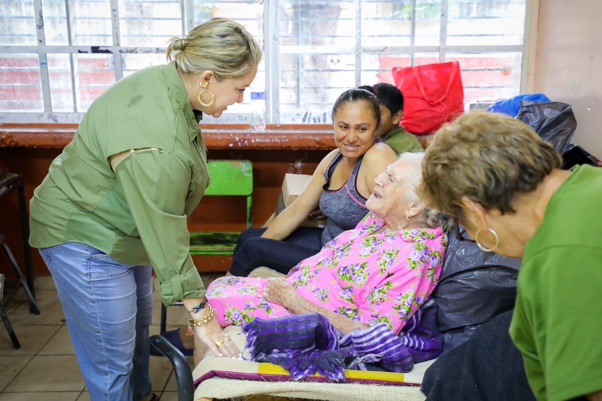 Eneyda Rocha entrega apoyos en comunidades afectadas por ‘Norma’ en Navolato