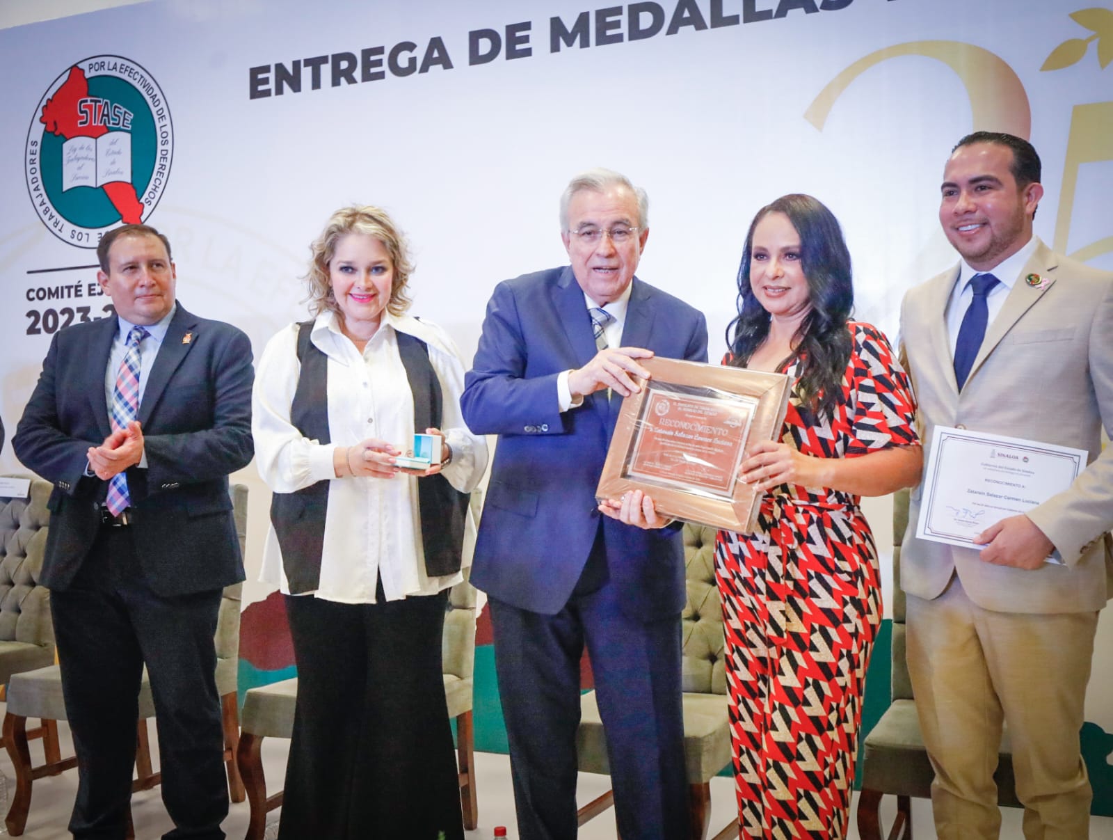 En festejos del Día del Servidor Público entrega Rocha reconocimiento a trabajadores del estado con 25 años de servicio