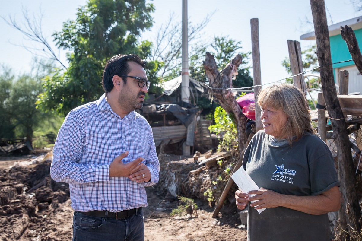 Entrega Juan de Dios Gámez apoyos económicos a familias afectadas por ‘Norma’ en Costa Rica y Eldorado