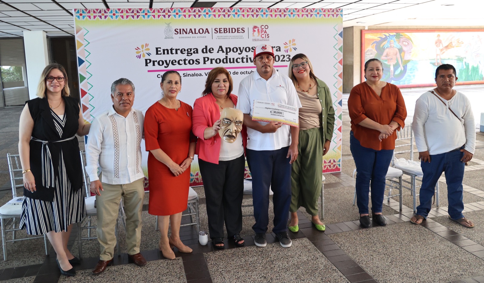 Sebides y Copacis entregan cheques a 101 proyectos productivos de pueblos indígenas en Sinaloa