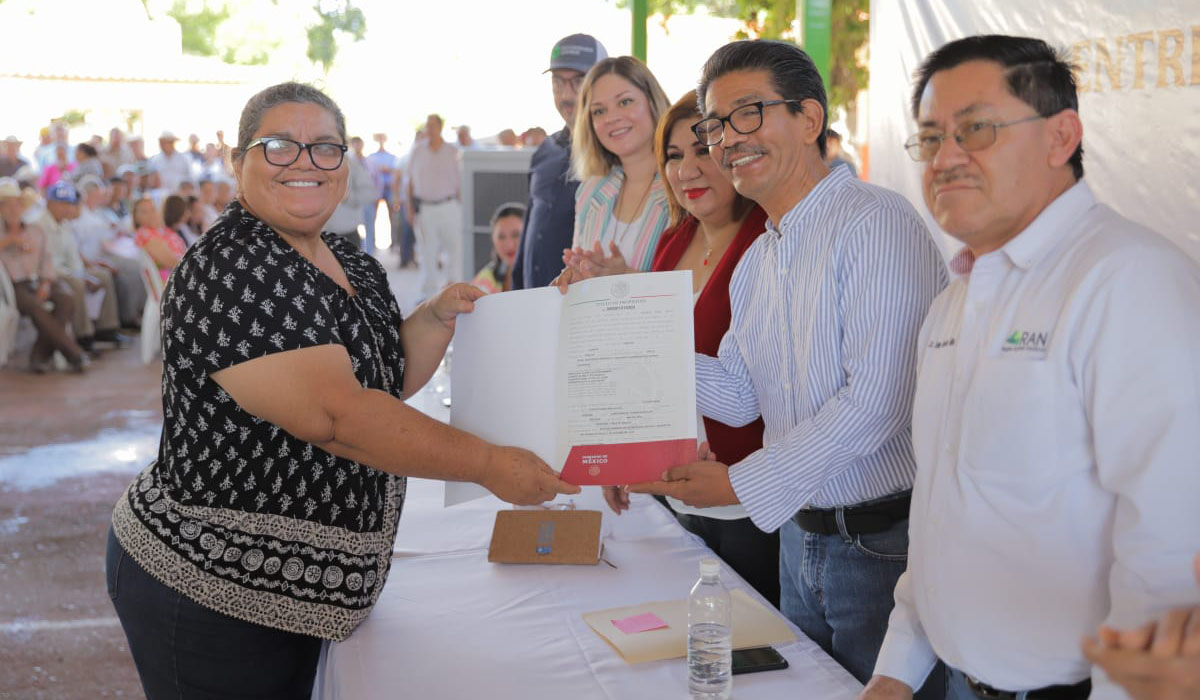 Habitantes de El Cubilete y Norotillos reciben su título de propiedad; suman 3 mil 500 beneficiados en Guasave