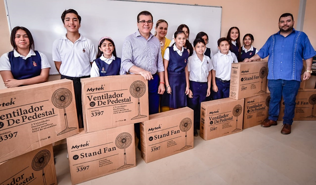 Estudiantes de la Secundaria Nueva Creación reciben 10 abanicos de parte de DIF Mazatlán