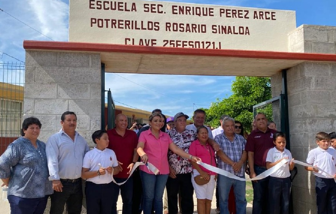 En Potrerillos su secundaria estrena barda perimetral, Claudia Valdez entrega obra durante Lunes Cívico