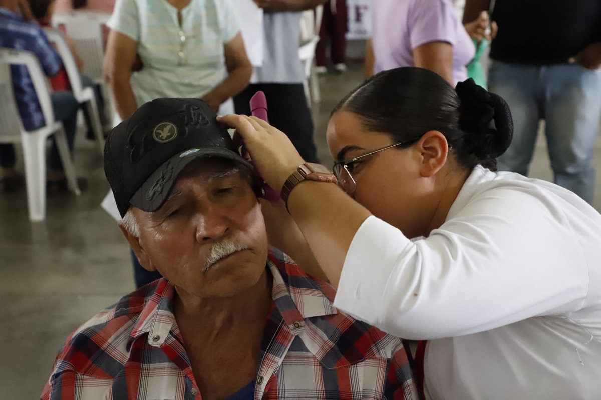 Mejoran su calidad auditiva 220 personas en Mazatlán con entrega de aparatos de DIF y Beneficencia Pública