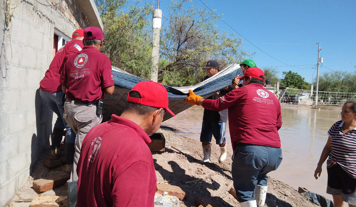 Equipo del Ayuntamiento apoya labores de limpieza en La Entrada Vieja