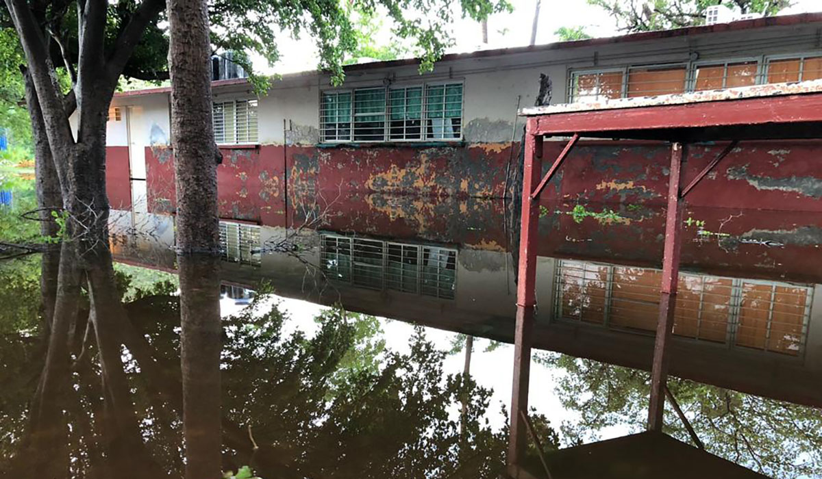 Entre aguas negras reportan las madres de familia la Primaria ‘Garrido Achoy’ de la colonia magisterial
