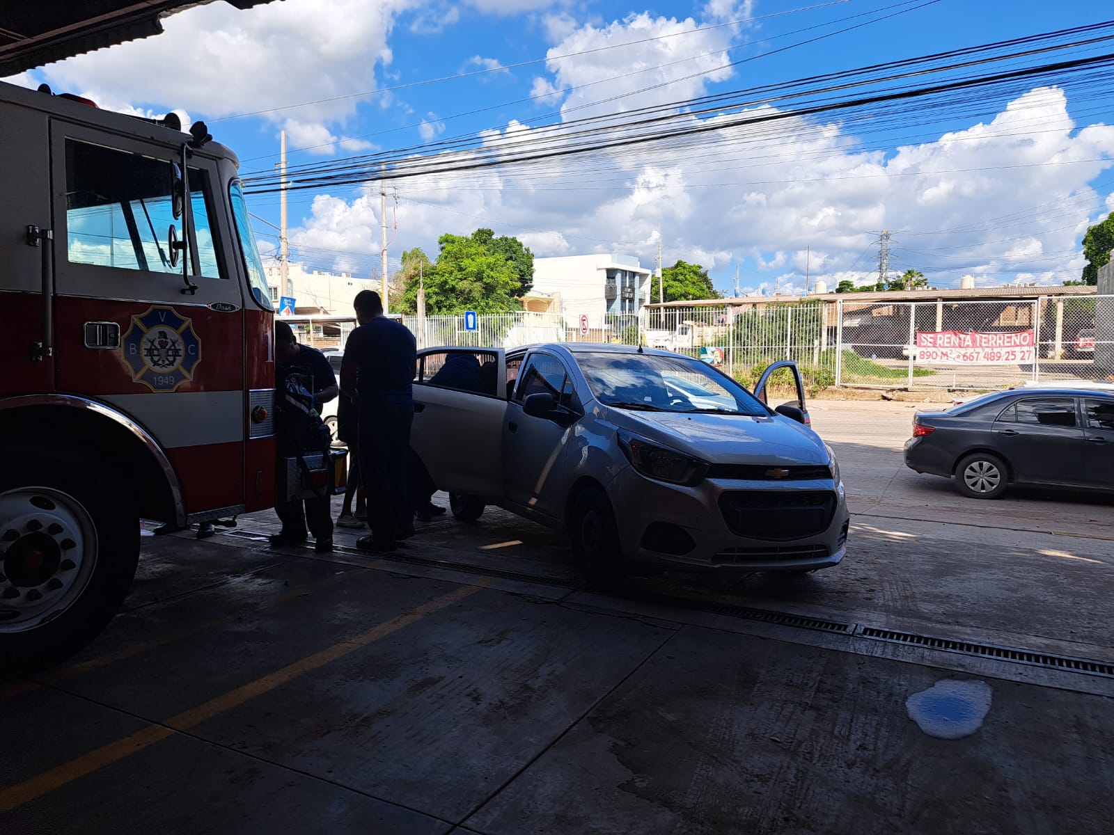 ¡Fue niño! Bomberos de la estación Arboledas, en Culiacán, ayudan a joven mujer a dar a luz