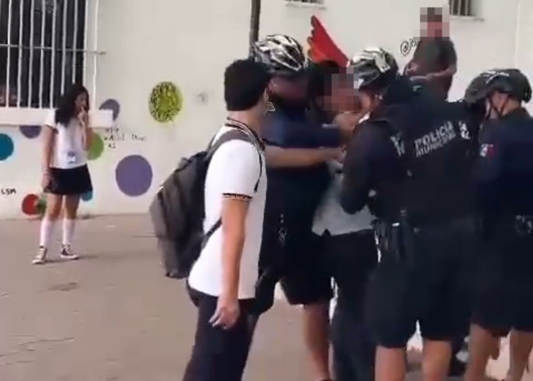Detienen policías a dos estudiantes de la UAS por conductas antisociales