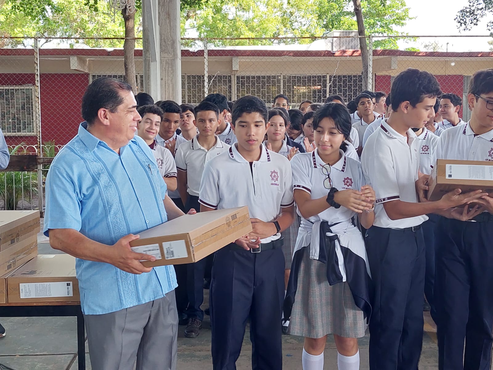 Exalumnos de las primeras generaciones de la ETI 2 donan 20 computadoras laptops al plantel