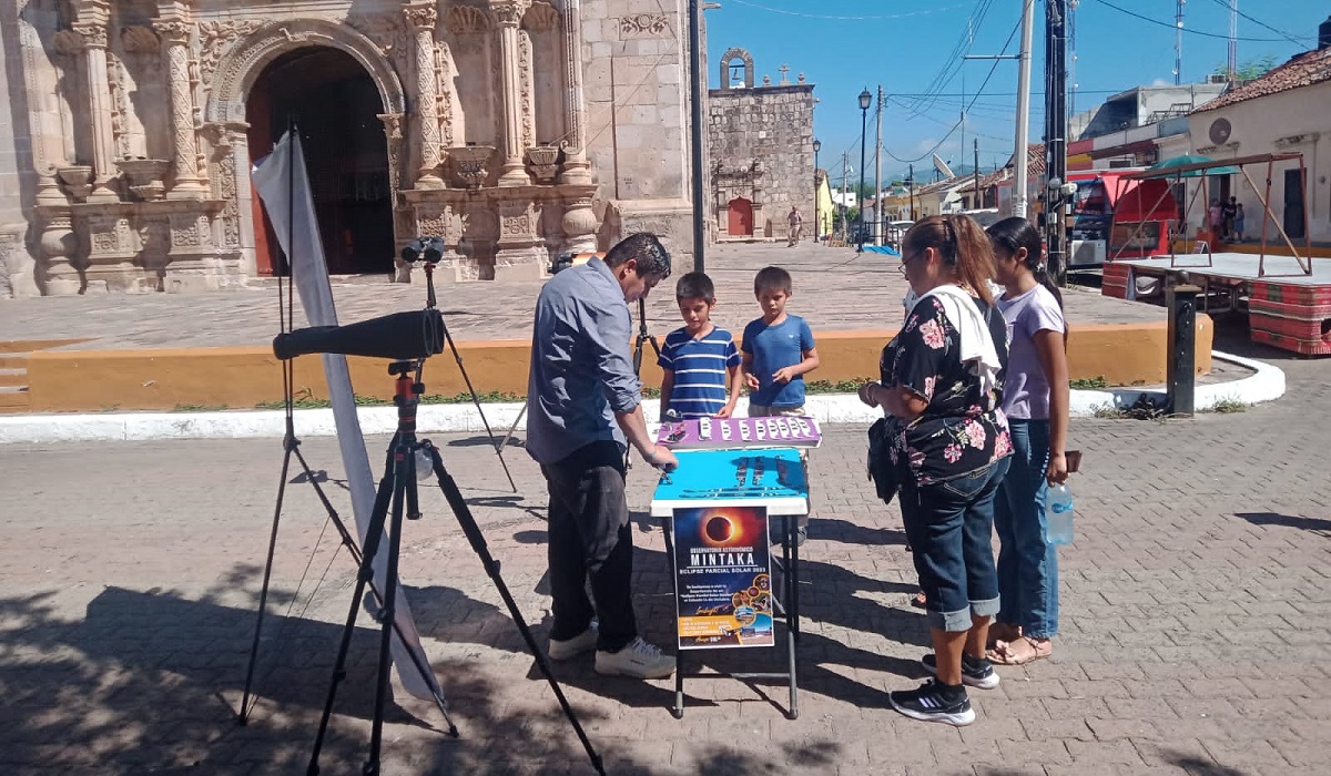 En Concordia familias y niños también disfrutaron del eclipse parcial desde la plazuela