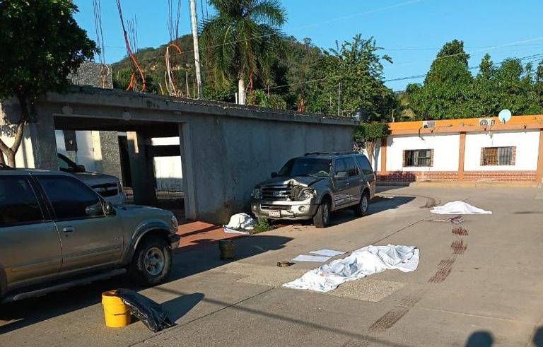Con huellas de tortura y narcomensaje, hallan asesinados a ocho hombres en calles de Tamazula, Durango