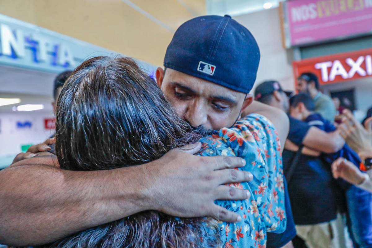 Llega a Culiacán la selección sinaloense de softbol, tras estar atrapados en Acapulco por el huracán ‘Otis’