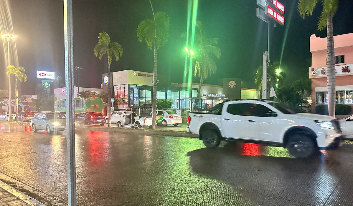 Repentina llovizna acompaña a ‘nocturnos’ en Zona Dorada de Mazatlán