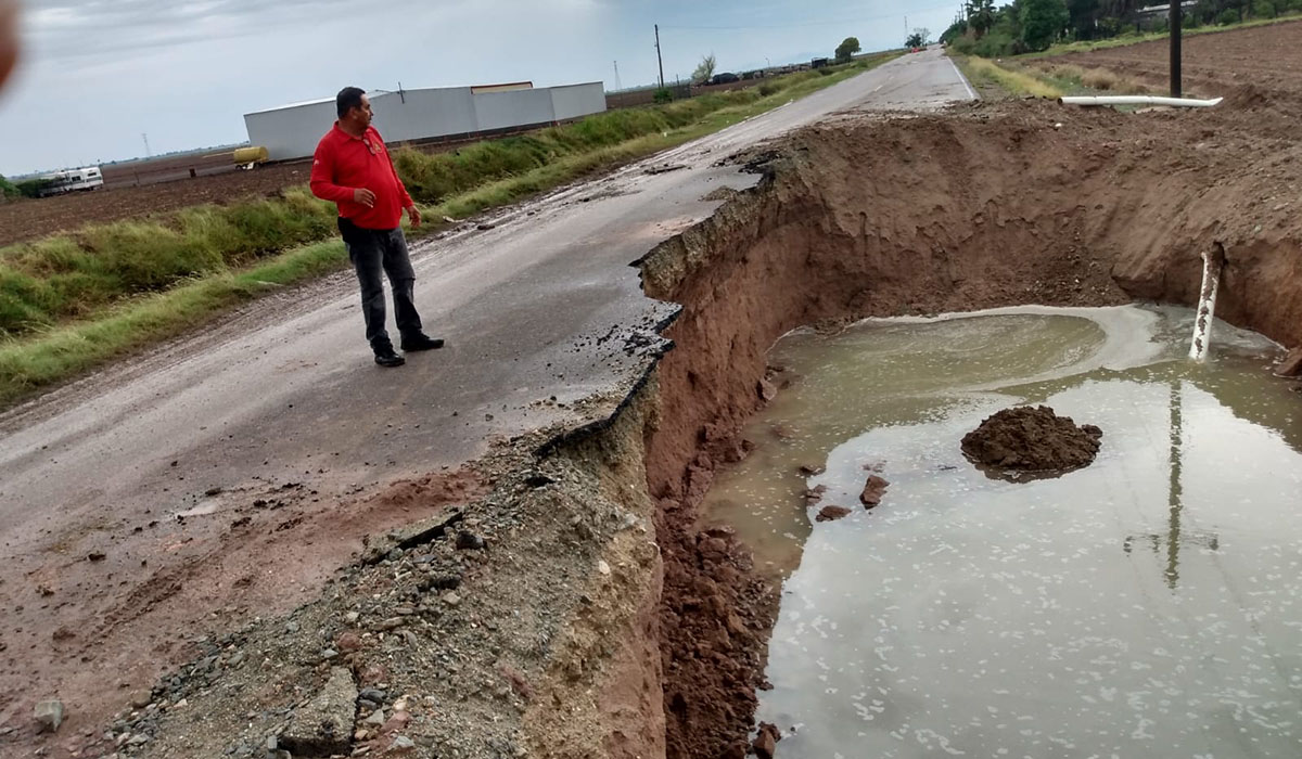 Las lluvias socavaron un tramo de la calle 5 en El Huitussito, Guasave