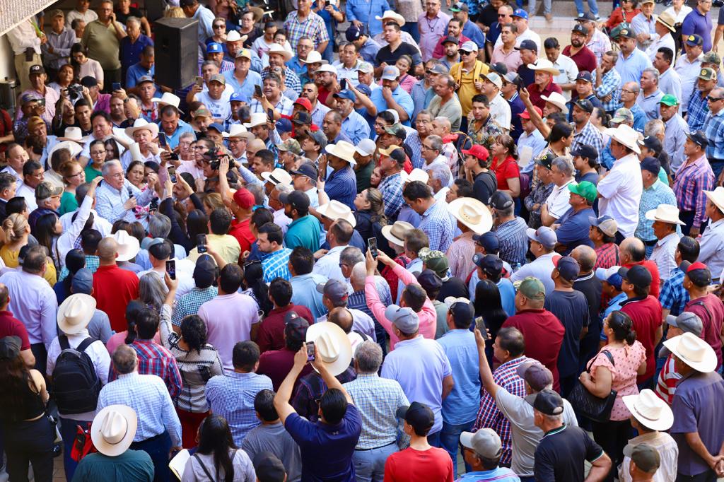 Tras manifestación, Rocha aborda a productores y se compromete a pagar de inmediato
