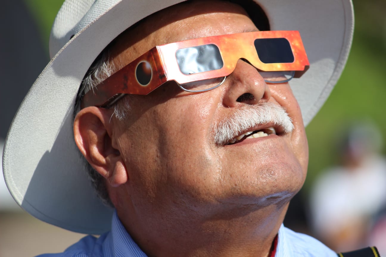 Retinopatía solar, una de las afectaciones que dejaría observar el eclipse de sol sin protección