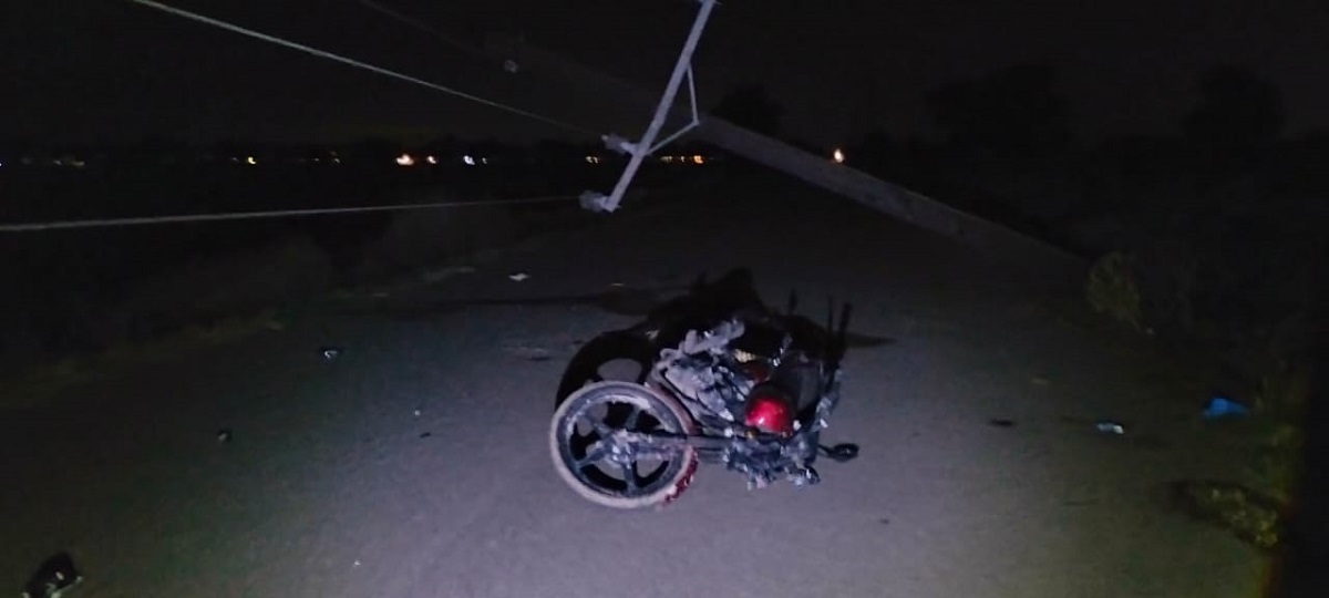 Motociclista termina lesionado tras estrellarse contra poste caído de la CFE en Guasave