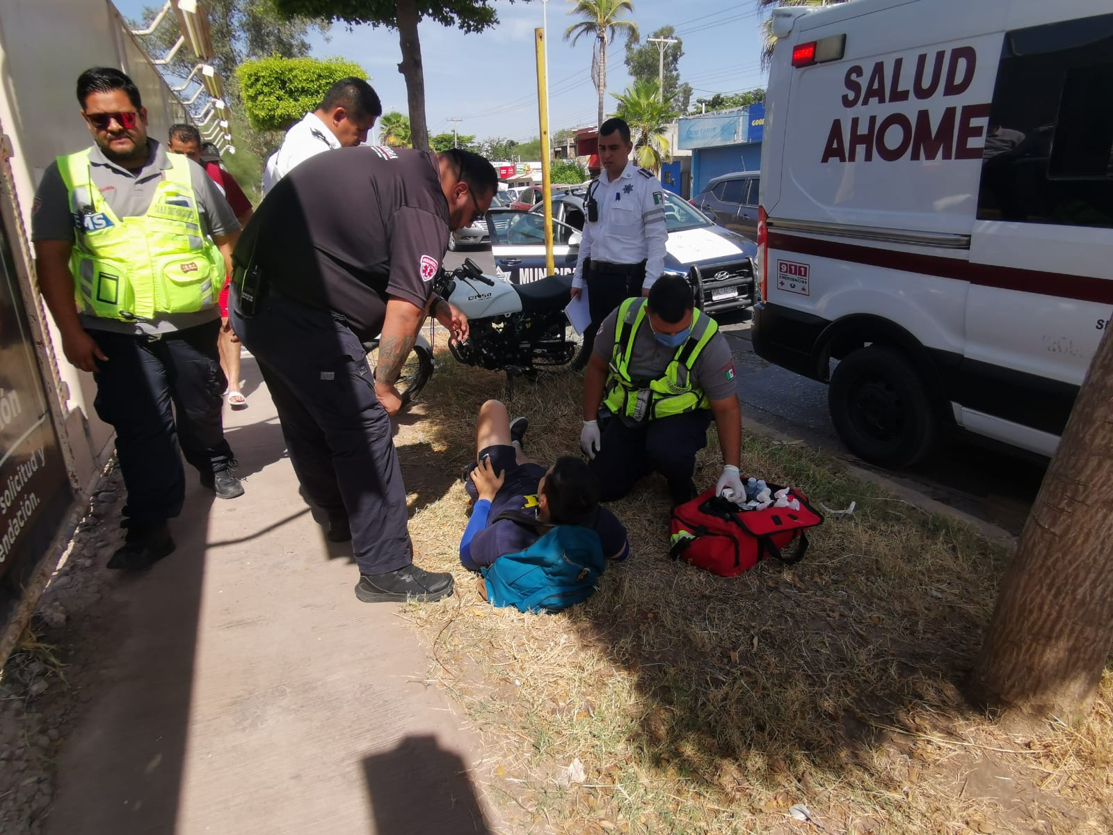 Joven motociclista se desvanece en bulevar de Los Mochis e impacta contra una camioneta