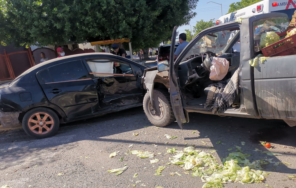 Conductora se pasa un alto y provoca accidente vial en el centro de Los Mochis