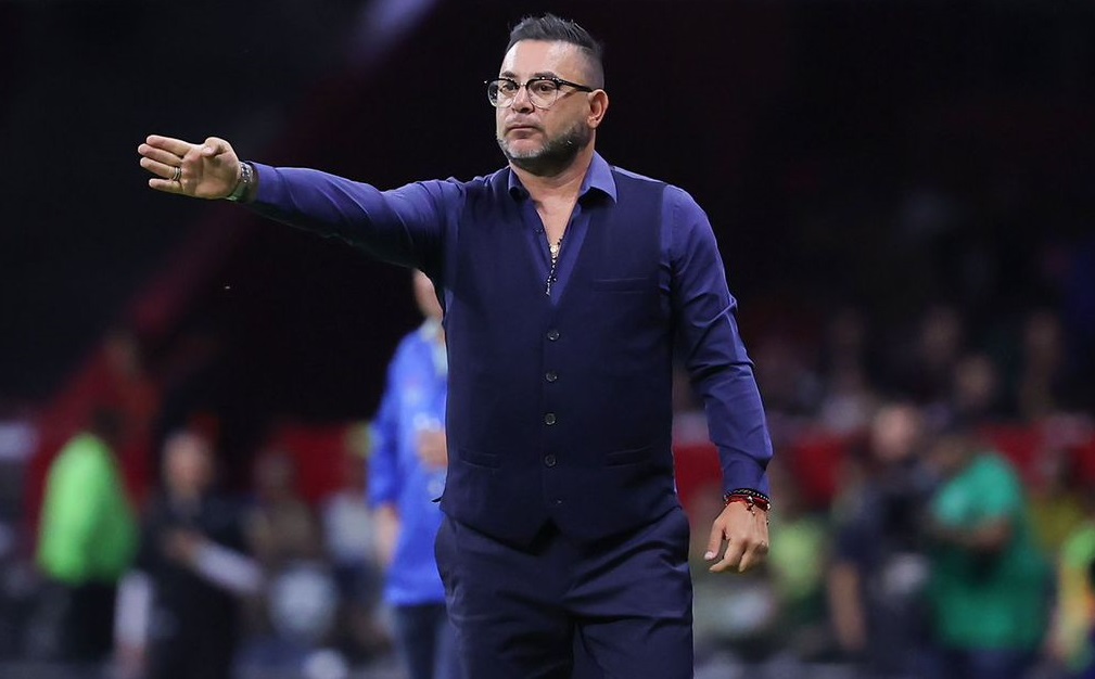 FMF multa a Antonio Mohamed por quejarse del arbitraje en el Pumas vs América