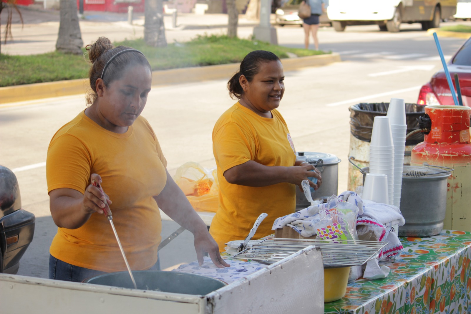¡Llegó el invierno a Mazatlán! Ya venden atole de pinole y gorditas hinchadas en la Gutiérrez Nájera