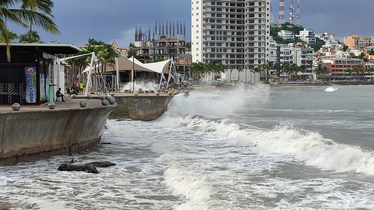 Habrá olas de seis metros por ‘Norma’ en Mazatlán, mantienen cierre de playas y puerto