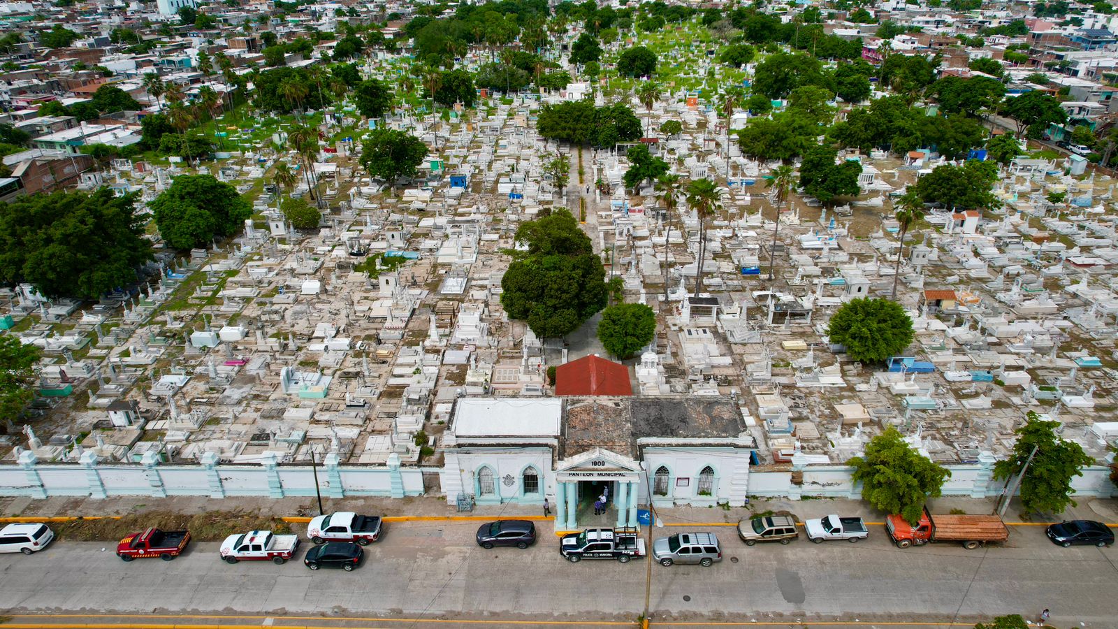 Gobierno municipal de Mazatlán se prepara con operativos en panteones previo al Día de Muertos