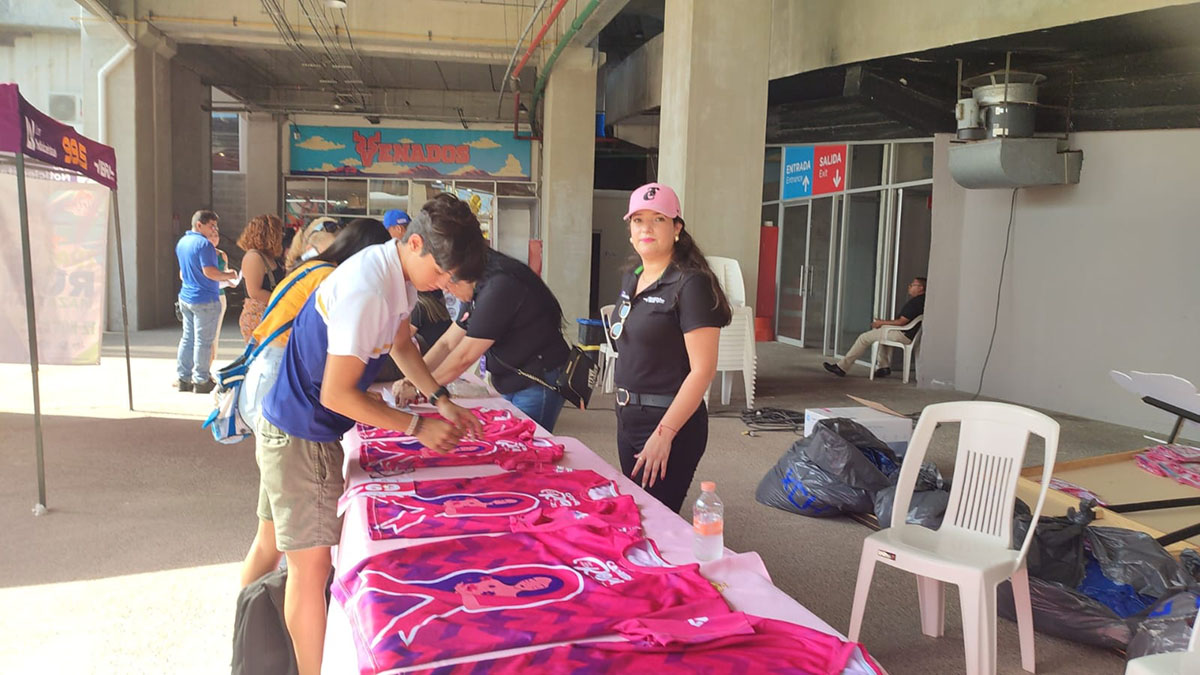Participantes de la Carrera Rosa 2023 en Mazatlán acuden a recoger su kit de participación