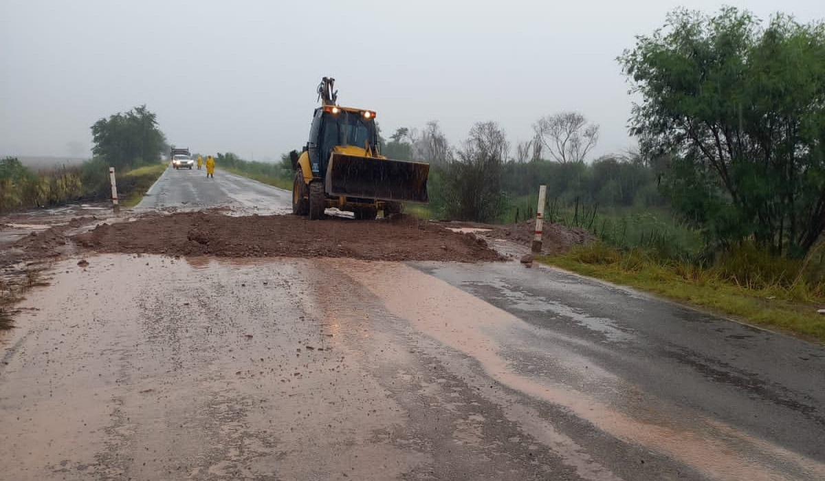 Por lluvias, reparan provisionalmente socavón sobre la carretera Angostura-La Reforma