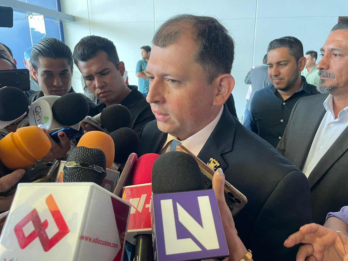 En lugar de atender violencia, FGE manda a 8 agentes a hostigarnos: Robespierre