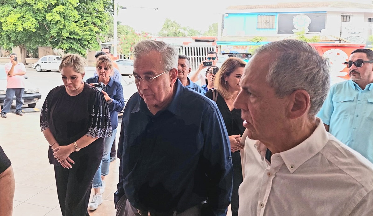 Acude gobernador a funeraria donde velan a niñas víctimas de filicidio en Los Mochis
