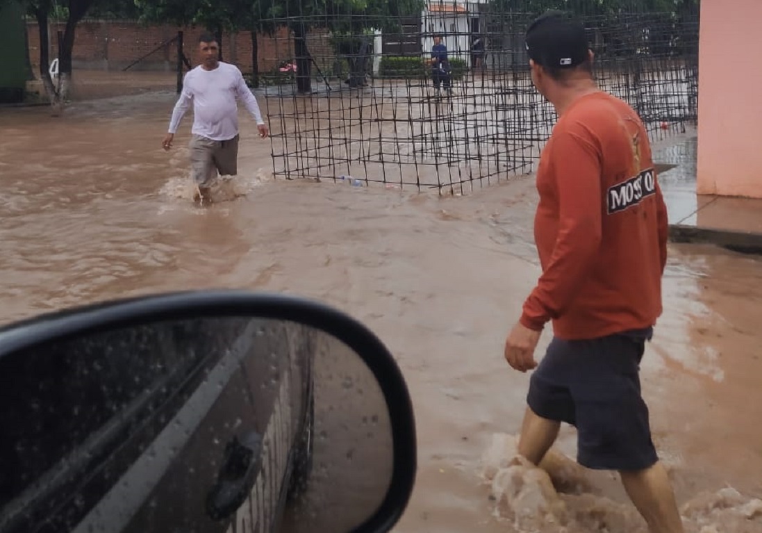 Potrerillo y Matadero bajo el agua al desbordarse arroyo en Rosario