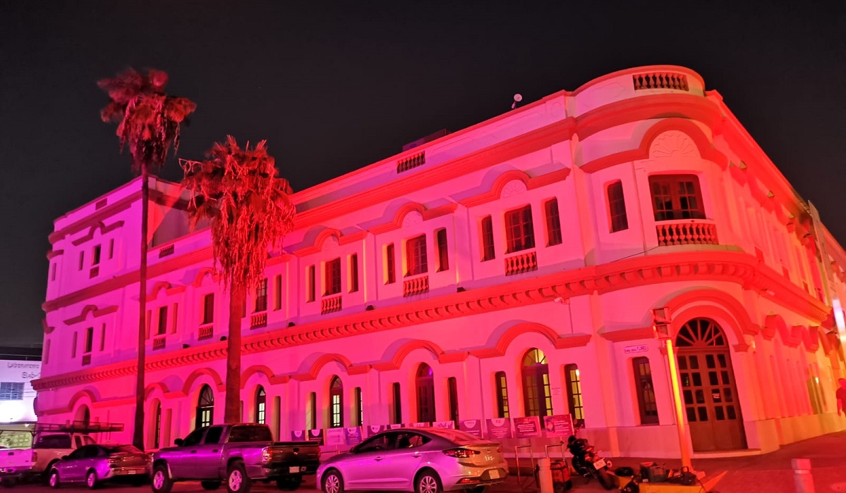 Se ilumina de rojo carmesí el CIE en Los Mochis en conmemoración del Bicentenario del Heroico Colegio Militar