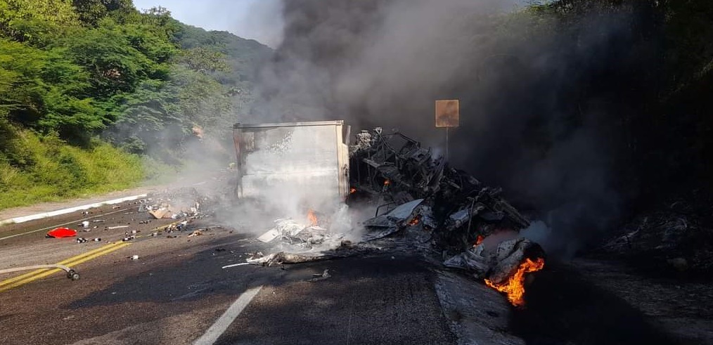 Vuelca y se incendia tráiler cargado con cerveza en la autopista ...