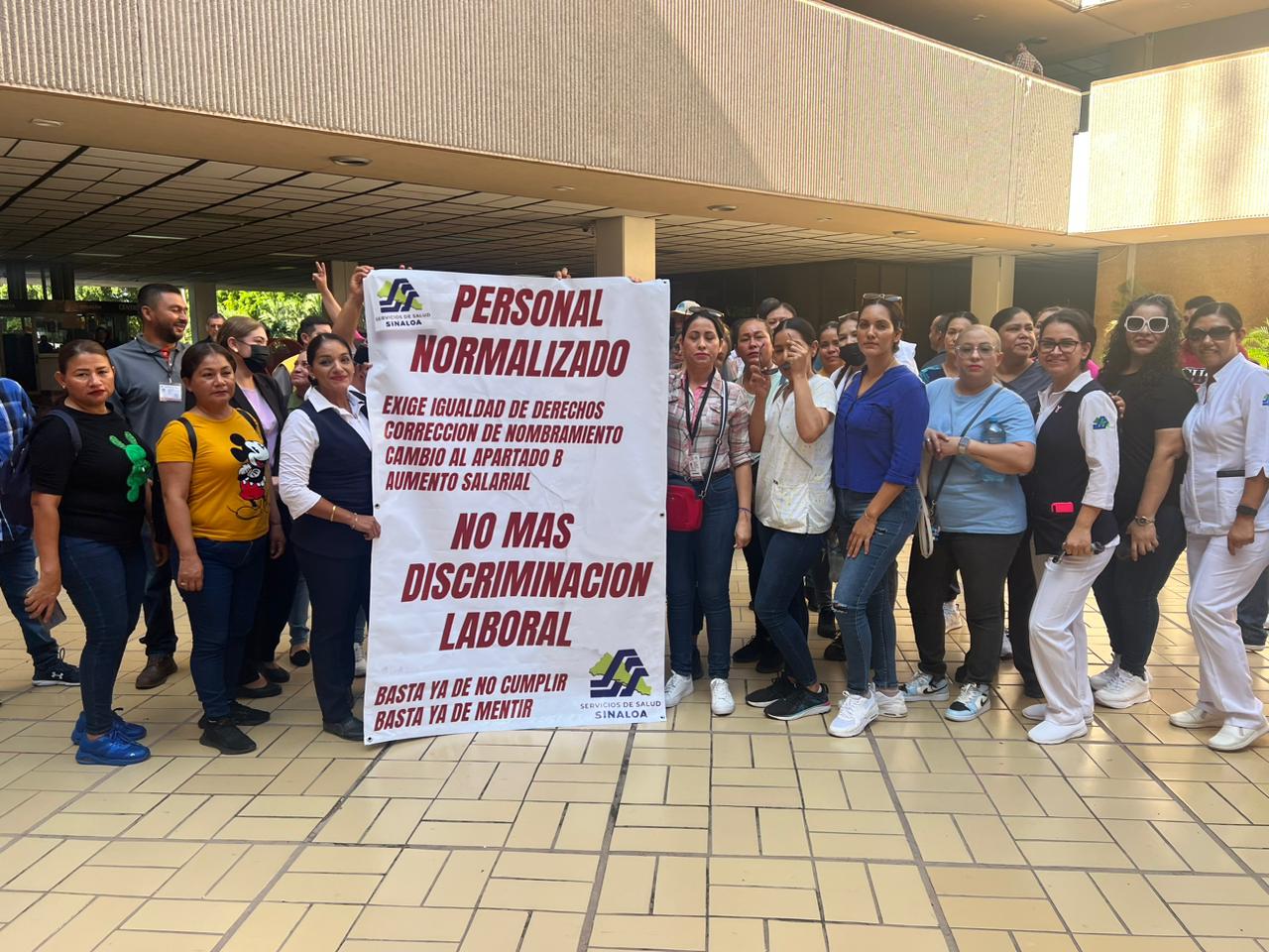 “No queremos bases mochas”; con manifestación en Palacio, trabajadores de la salud exigen solución a estatus laboral