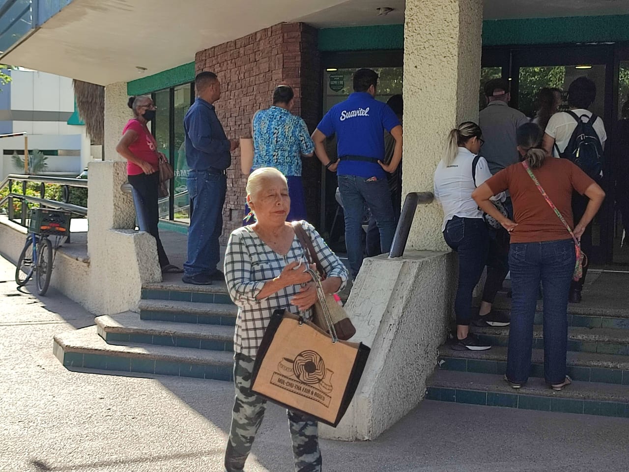 Usuarios de la CFE en Los Mochis protestan por recibos tan altos, les cobran hasta 16 mil pesos a unos