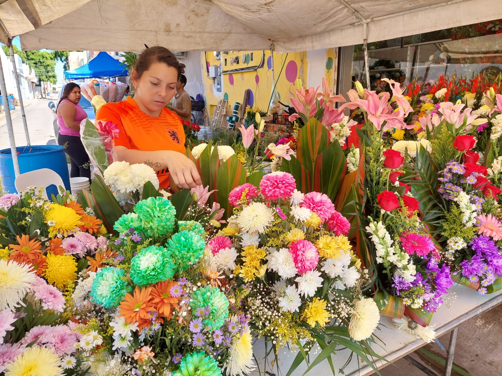 ¡Inicia la aglomeración! Florerías esperan repunte hasta del 200 por ciento en sus ventas por el Día de Muertos