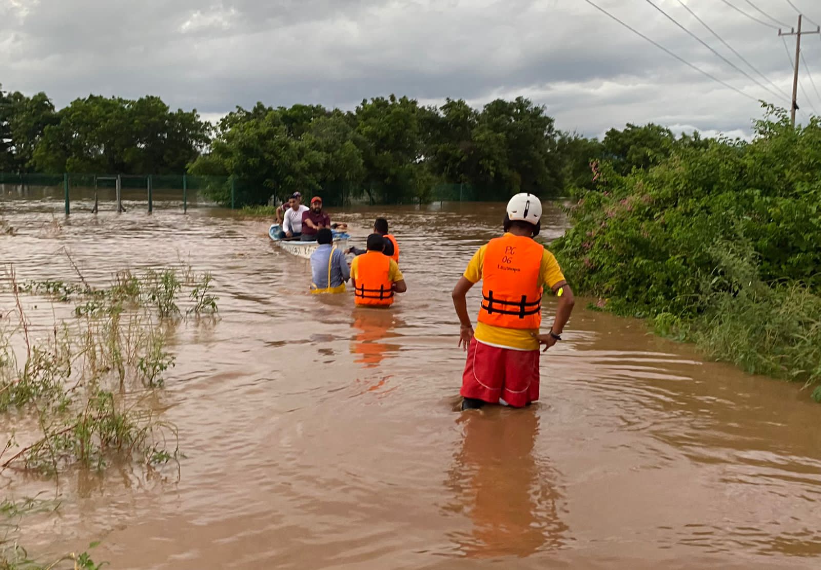 Evacuan cuatro familias de la colonia 7 de abril en Villa Unión