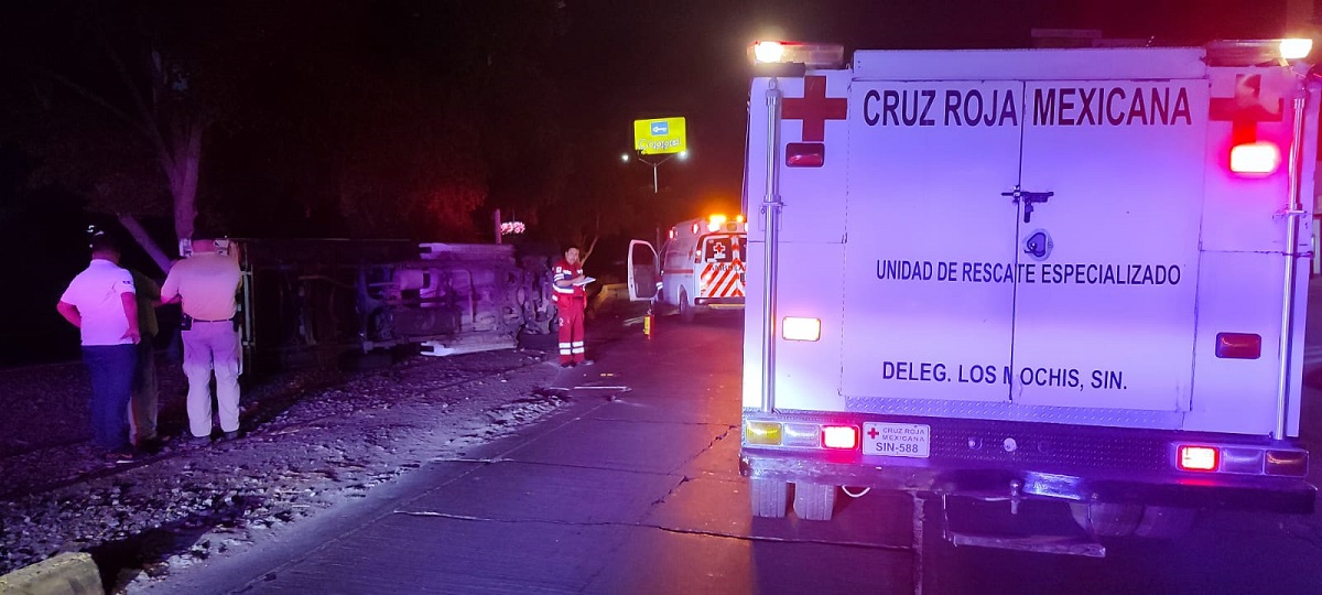 Conductor de camioneta resulta lesionado tras volcar en Los Mochis