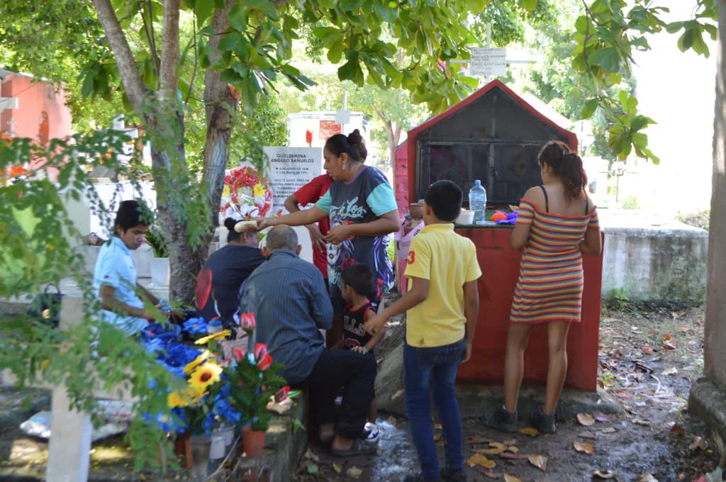 En Mazatlán hubo quienes no encontraban la tumba de sus familiares en panteones municipales
